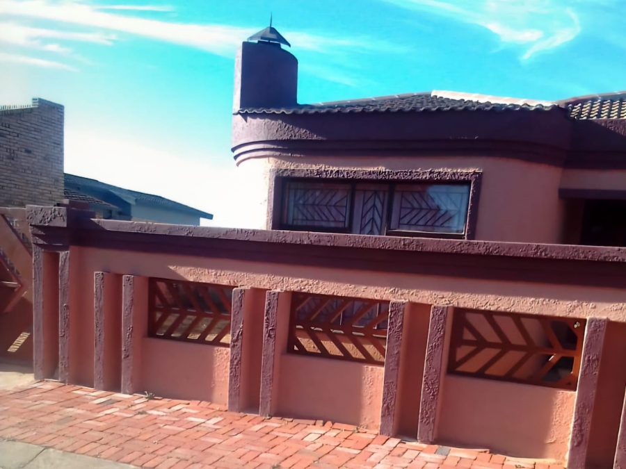 4 Bedroom Property for Sale in Bloemside 2 Free State